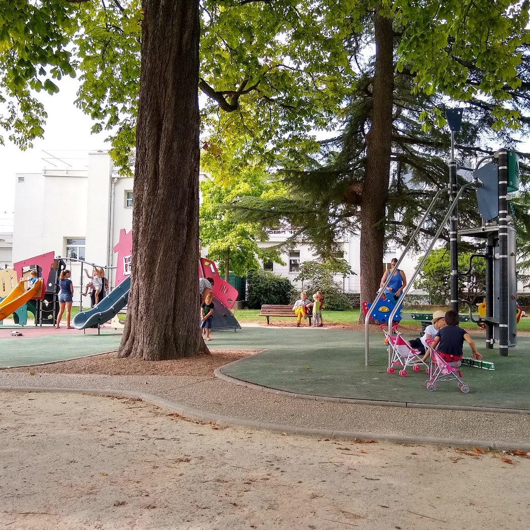 Square des deux lions- aire de jeux 1